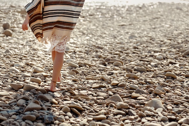 Piękna kobieta podróżnik chodzenie boso na nogach plaży rzeki z bliska boho podróży koncepcja miejsca na tekst