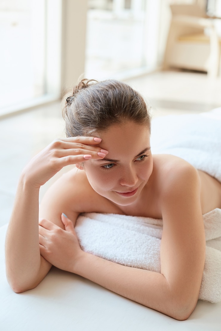 Zdjęcie piękna kobieta relaks w salonie spa