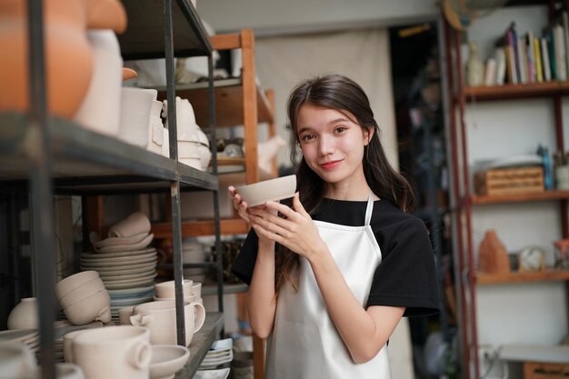 Piękna kobieta robi ceramikę ceramiczną na kole ręce zbliżenie kobieta w hobby freelance