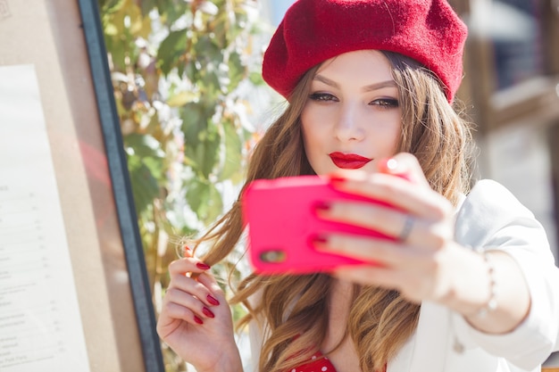 Piękna kobieta robi selfie na zewnątrz