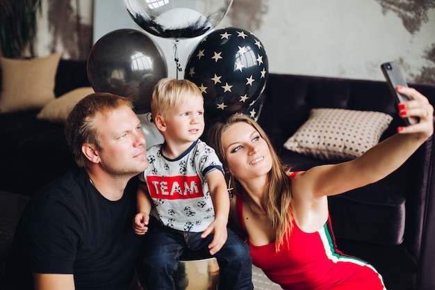 Piękna kobieta robi selfie z mężem i synem