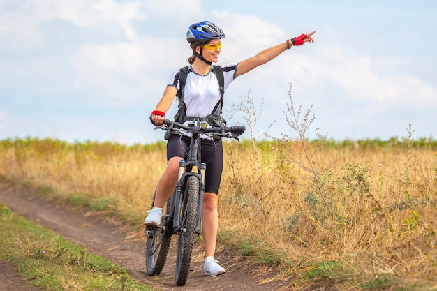 Piękna Kobieta Rowerzysta Jeździ Na Polu Na Rowerze. Zdrowy Styl życia I Sport. Wypoczynek I Hobby