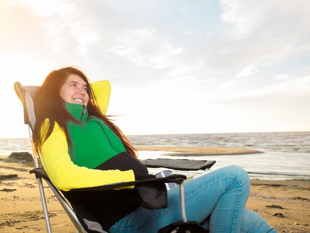 Zdjęcie piękna kobieta siedzi na plaży