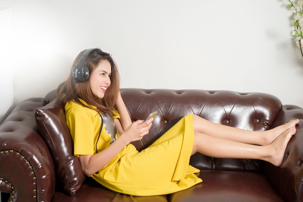 Piękna kobieta słucha muzyki w domu