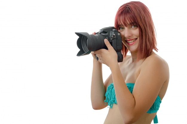 Zdjęcie piękna kobieta trzyma cyfrowy aparat fotograficzny w swimsuit