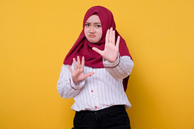 Piękna kobieta ubrana w hidżab mówi, że przestał gest