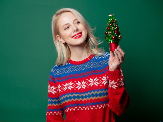 Piękna kobieta w Boże Narodzenie sweter z choinką