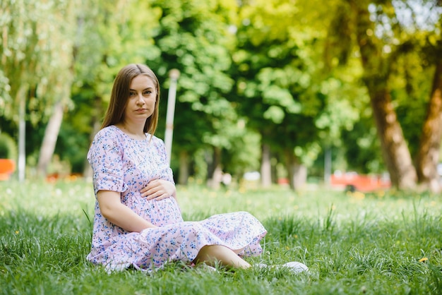 Piękna Kobieta W Ciąży Relaks W Parku