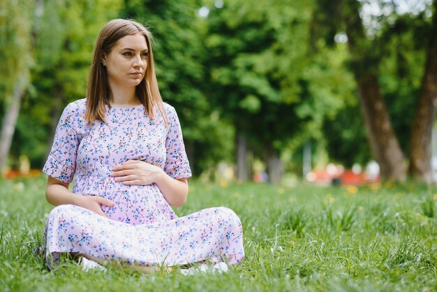 Piękna kobieta w ciąży relaks w parku