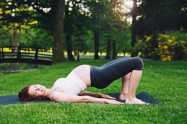 Piękna Kobieta W Ciąży Robi Jogę Prenatalną Na Przyrodzie Na Zewnątrz