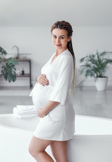 Piękna kobieta w ciąży w łazience