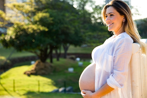 Piękna kobieta w ciąży w parku