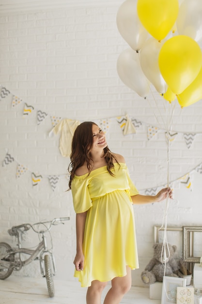 Piękna Kobieta W Ciąży W żółtej Sukience W Studio.