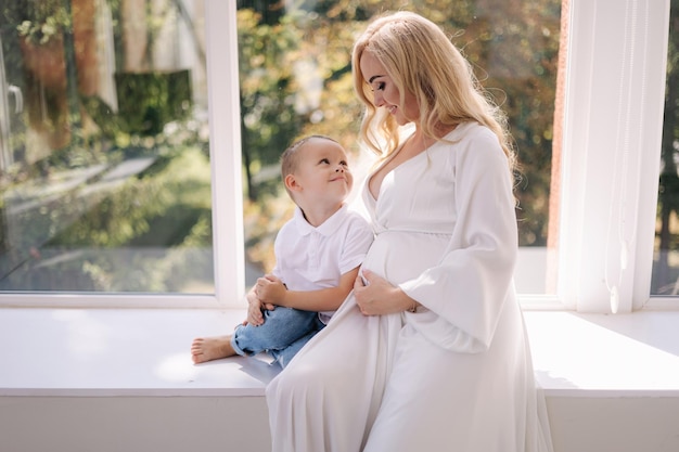 Piękna Kobieta W Ciąży Ze Swoim Synem Przytula Mamę I Raduje Się Chłopcem Czekającym Na Siostrę Panią In