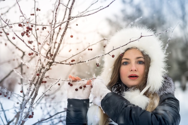 Piękna kobieta w czarnym płaszczu na świeżym powietrzu w winter park