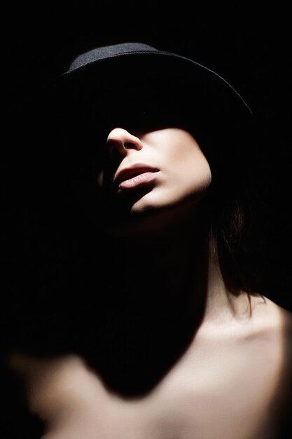 Piękna kobieta w kapeluszu Dziewczyna z twarzą pod cieniem