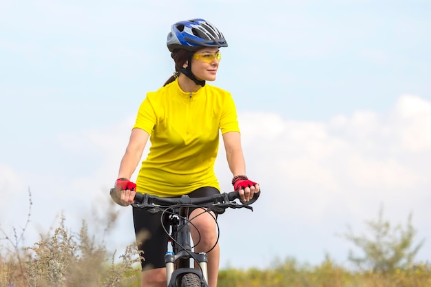 Piękna Kobieta W Kolorze żółtym Na Rowerze W Naturze Sport I Rekreacja Hobby I Zdrowie