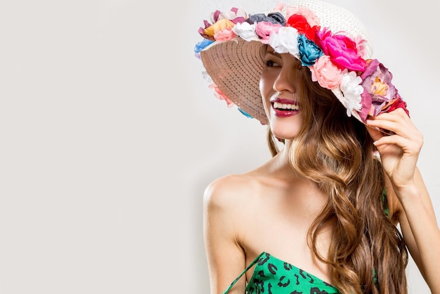 Piękna kobieta w kwiatowym kapeluszu