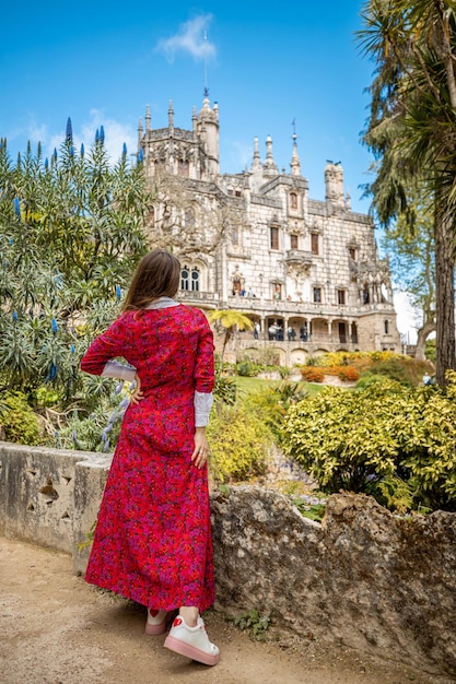 Piękna kobieta w Pałacu Regaleira Quinta da Regaleira Sintra Portugalia