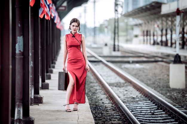 Piękna Kobieta W Starożytnym Cheongsam Oczekiwanie Na Pociąg Na Stacji Kolejowej