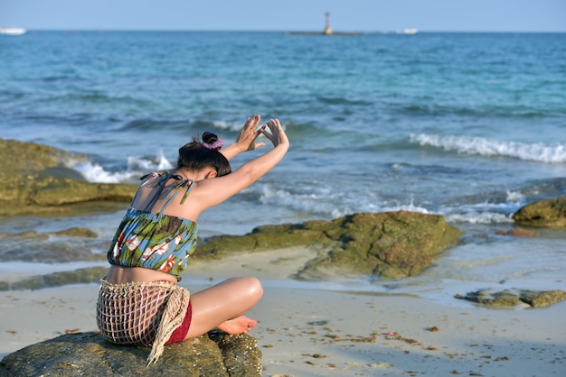 Piękna Kobieta W Stroje Kąpielowe Na Plaży