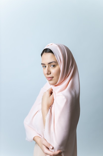 Piękna kobieta z hidżabu w bieliźnie