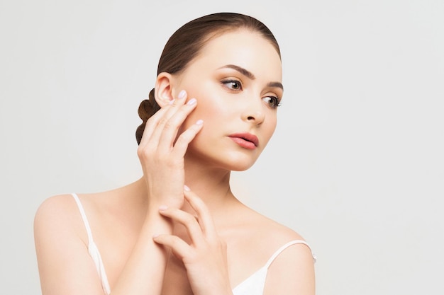 Piękna kobieta z jasną koncepcją spa skóry naturalne piękno stylowy model