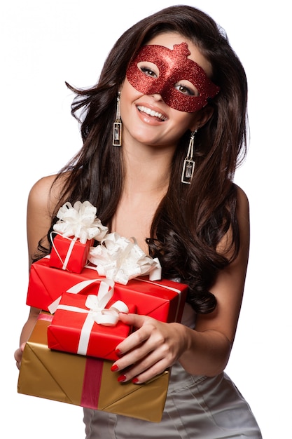 Piękna kobieta z karnawałową maską i prezentem