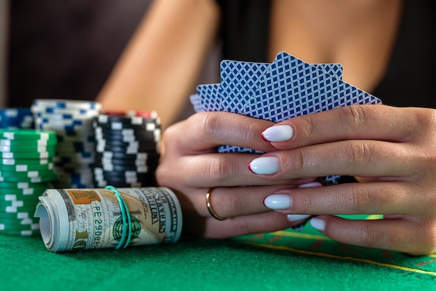 Piękna Kobieta Z Kartami Do Pokera Gra Nisko W Pokera