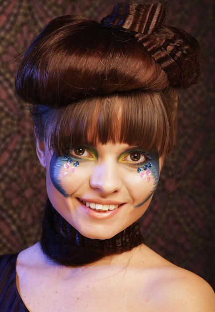 Zdjęcie piękna kobieta z kolorowym stylowym makijażem