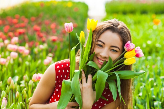 Piękna Kobieta Z Kolorowymi Tulipanami, Blisko Twarzy, Ciesz Się Wiosną