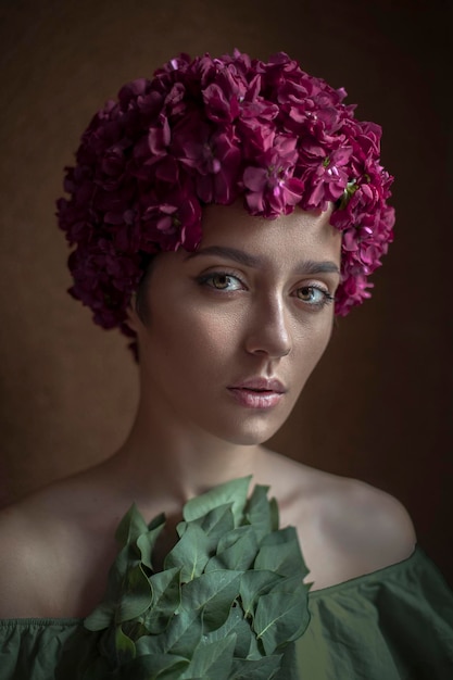 Piękna kobieta z kwiatami piękna głowa
