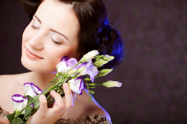 Zdjęcie piękna kobieta z kwiatem bzu
