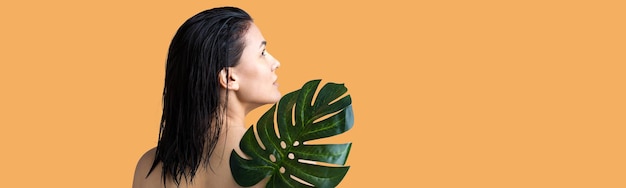 Piękna kobieta z naturalnym zielonym liściem palmowym portret Moda uroda kosmetyki do makijażu