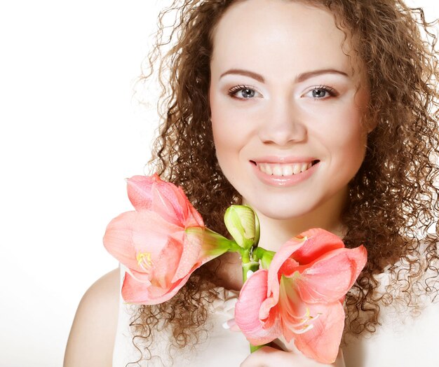 Piękna kobieta z różowym kwiatem