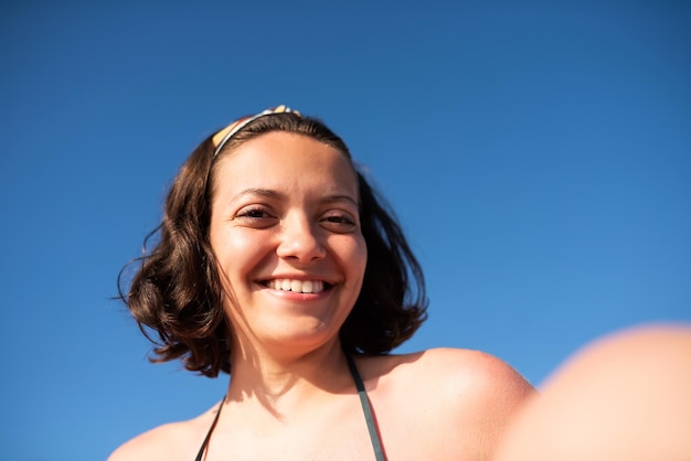 Piękna Kobieta Z Seksownym Ciałem W Zielonym Bikini Relaksuje Się Na Plaży Nad Morzem I Cieszy Się Letnią Wycieczką