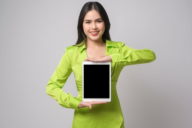 Piękna kobieta za pomocą tabletu na białym tle koncepcja technologii x9