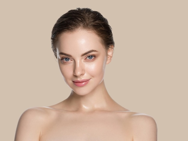 Piękna kobieta zdrowa skóra naturalny makijaż czysta świeża skóra koncepcja kosmetyczna kolor tła brązowy