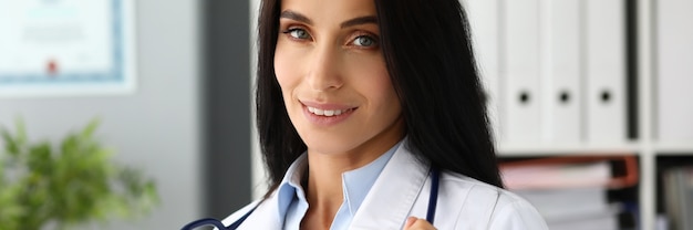 Piękna kobieta ze stetoskopem w szpitalu