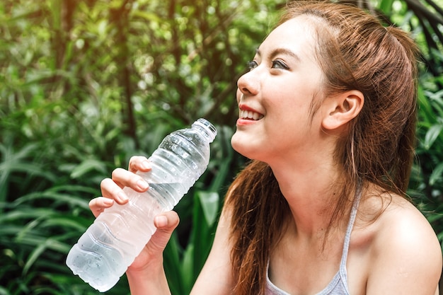 Piękna Kobiety Woda Pitna Na Zielonym Naturalnym świeżym Powietrzu. Pojęcie Zdrowego Stylu życia