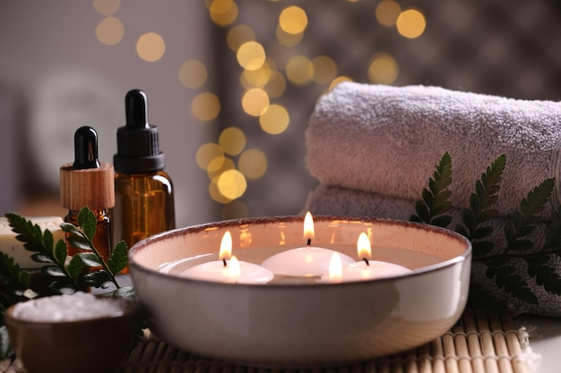 Piękna kompozycja z różnymi produktami spa na stole na tle rozmytych świateł