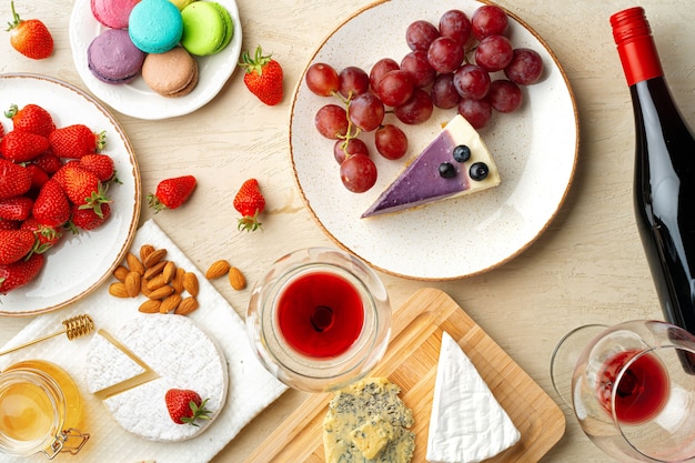 Piękna kompozycja z truskawkami, winogronami, serem i sernikiem jagodowym