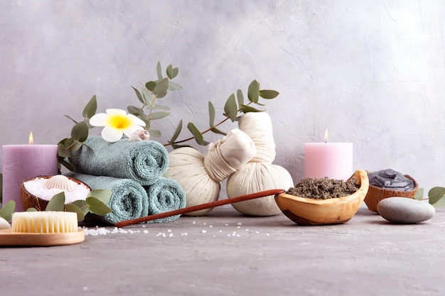 Piękna koncepcja relaksu w spa Woreczki bawełniane z peelingiem z zielonej herbaty i ziołami do masażu kamieniami morskimi