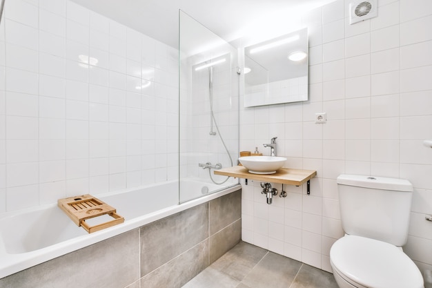 Piękna łazienka z dużą wanną i białymi ścianami