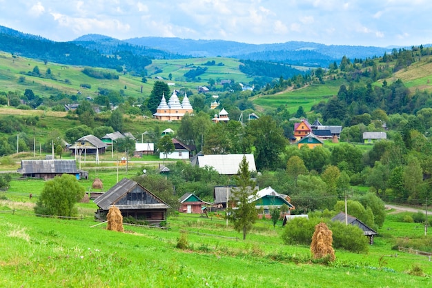 Piękna letnia góra i mała wioska (Karpaty. Ukraina)