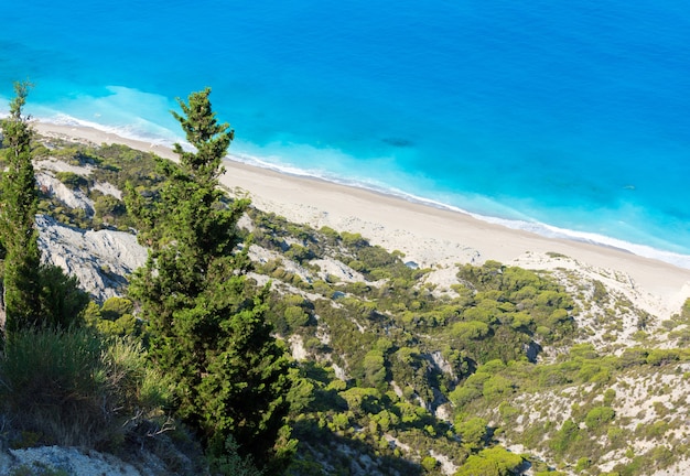 Piękna letnia plaża na wybrzeżu Lefkada (Grecja, Morze Jońskie) widok z góry