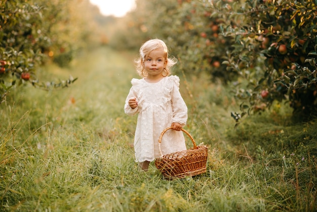 piękna mała dziewczynka w sadzie