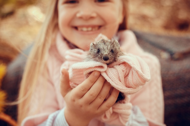 Piękna mała dziewczynka z słodkie i zabawne dziecko Jeż w jesień natura