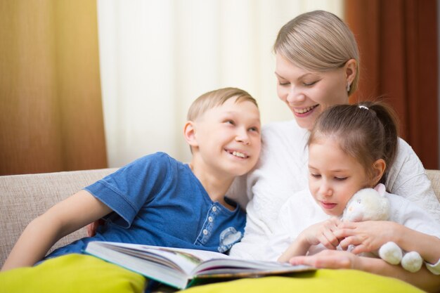 Piękna Mama Czyta Książkę Swoim Małym Dzieciom