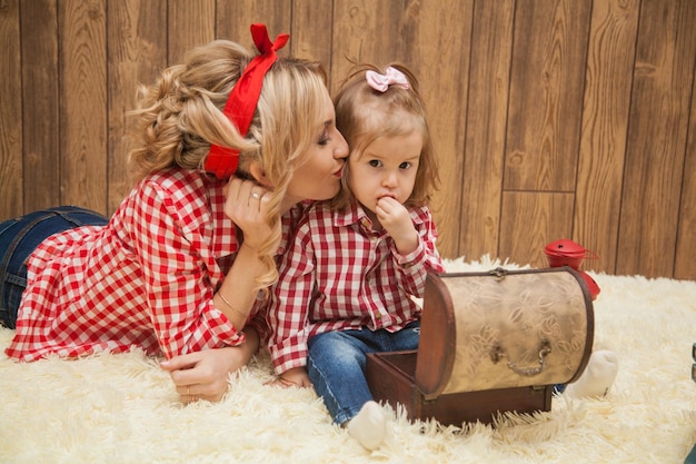 Piękna mama i córka w stylu pinup dobrze się bawią Dopasowane ubrania dla mamy i córki